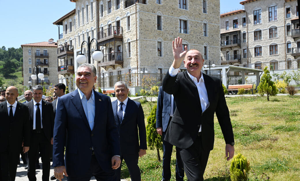 Prezident İlham Əliyev və Türkmənistan Xalq Məsləhətinin sədri Şuşada inşa edilmiş birinci yaşayış kompleksində olublar  FOTO