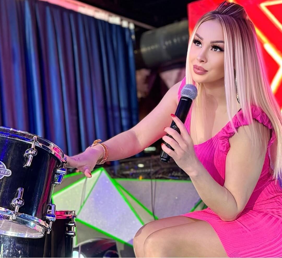 Azərbaycanlı m&uuml;ğənni qısa geyimi ilə DİQQƏT &Ccedil;ƏKDİ 