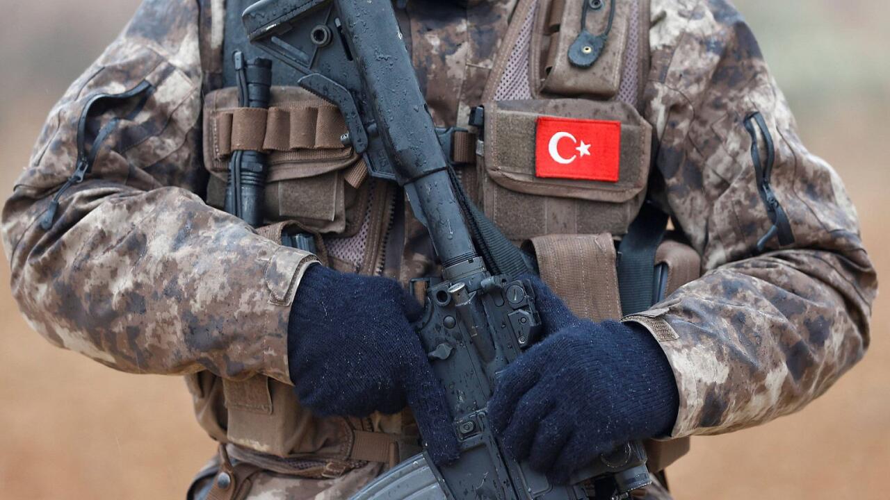 Türkiyədə iki hərbçi qızdırmadan öldü