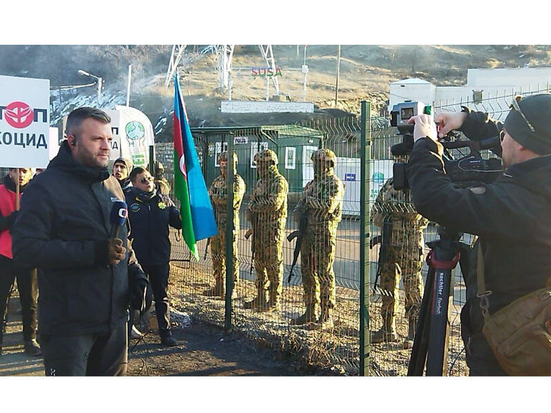 Laçın yolundakı aksiyanı Çexiya televiziyasının əməkdaşları da işıqlandırırlar  FOTO