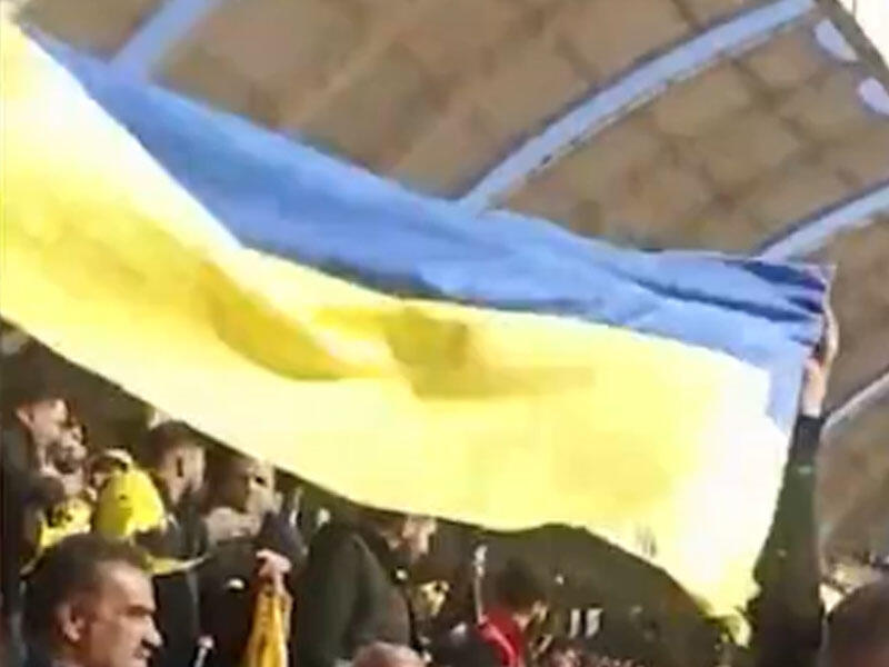 İrandan Ukraynaya dəstək  stadionda bayrağı dalğalandı  VİDEO