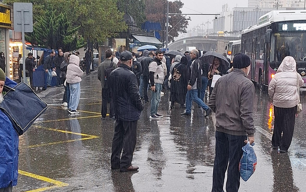 Yağışda avtobus gözləyən sərnişinlərə  AYNAdan CAVAB