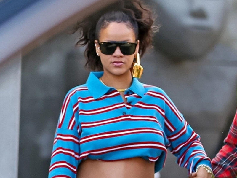 Rihanna bu dəfə 890 manatlıq sırğası ilə diqqət çəkdi  FOTO