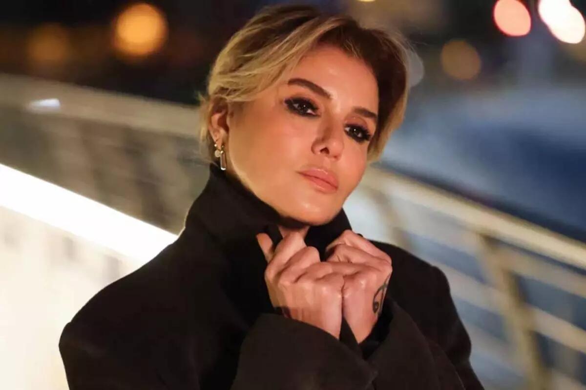 G&uuml;lben Ergendən qeyriadi dekolte: B&uuml;t&uuml;n nəzərlər &uuml;zərində