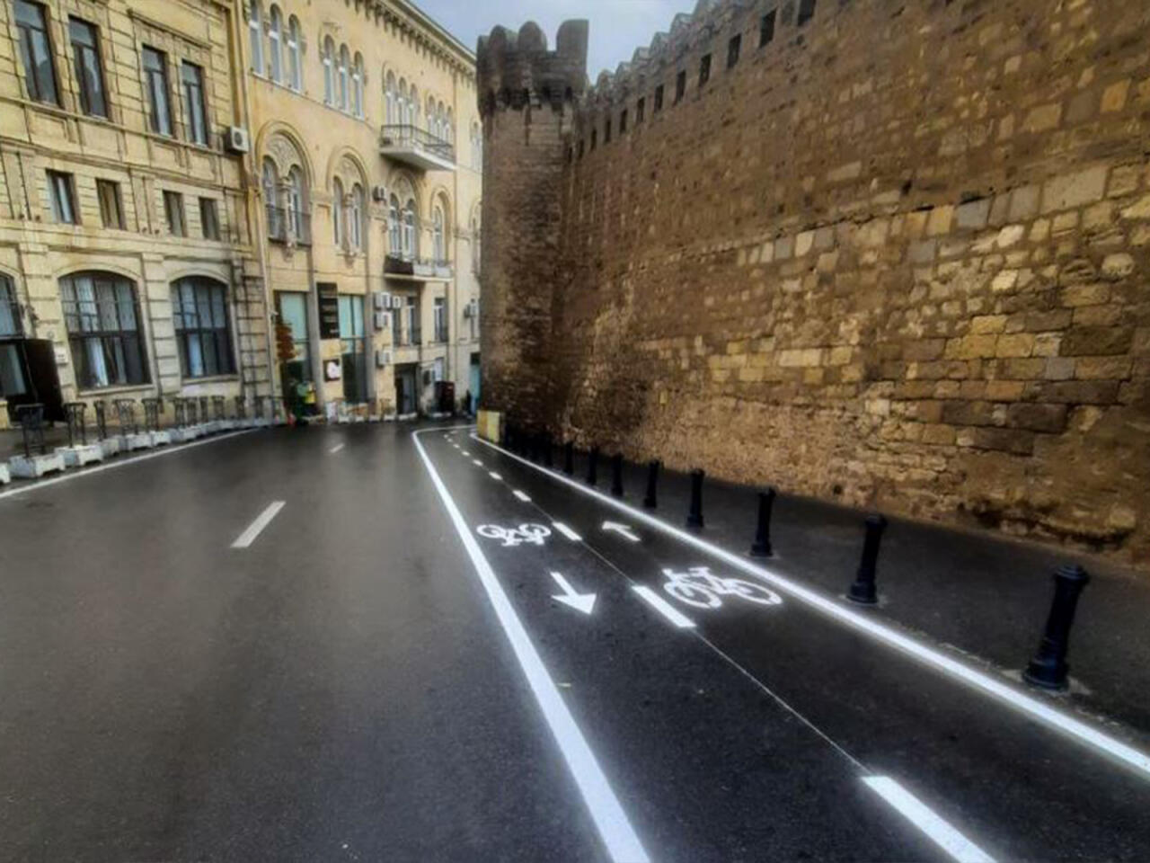 Qala divarlarının yanına da velosiped zolaqları çəkildi  FOTO