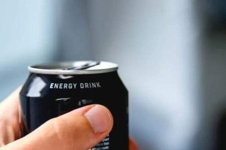 Gündə 8 banka enerji içkisi içdi, bir tərəfi iflic oldu