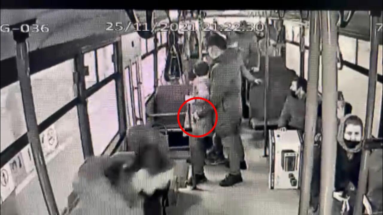 Bakıda avtobusda həmcinsinin çantasını oğurlayan qadın saxlanıldı  FOTO