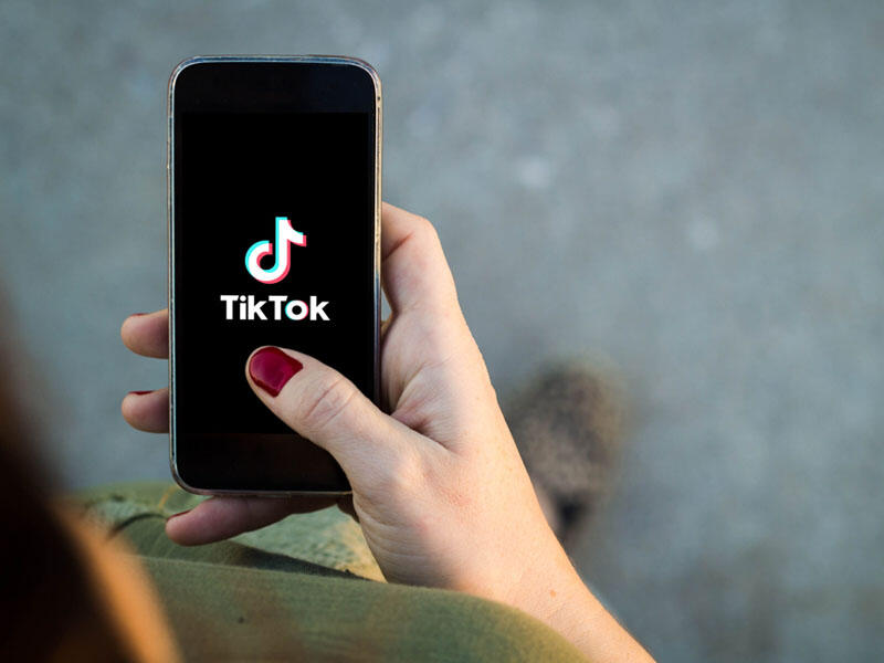 Atası ölüm ayağında olan qızın "Tiktok"da canlı yayımı hiddətləndirdi  VİDEO