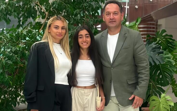 Əməkdar artist xanımı və qızı ilə 