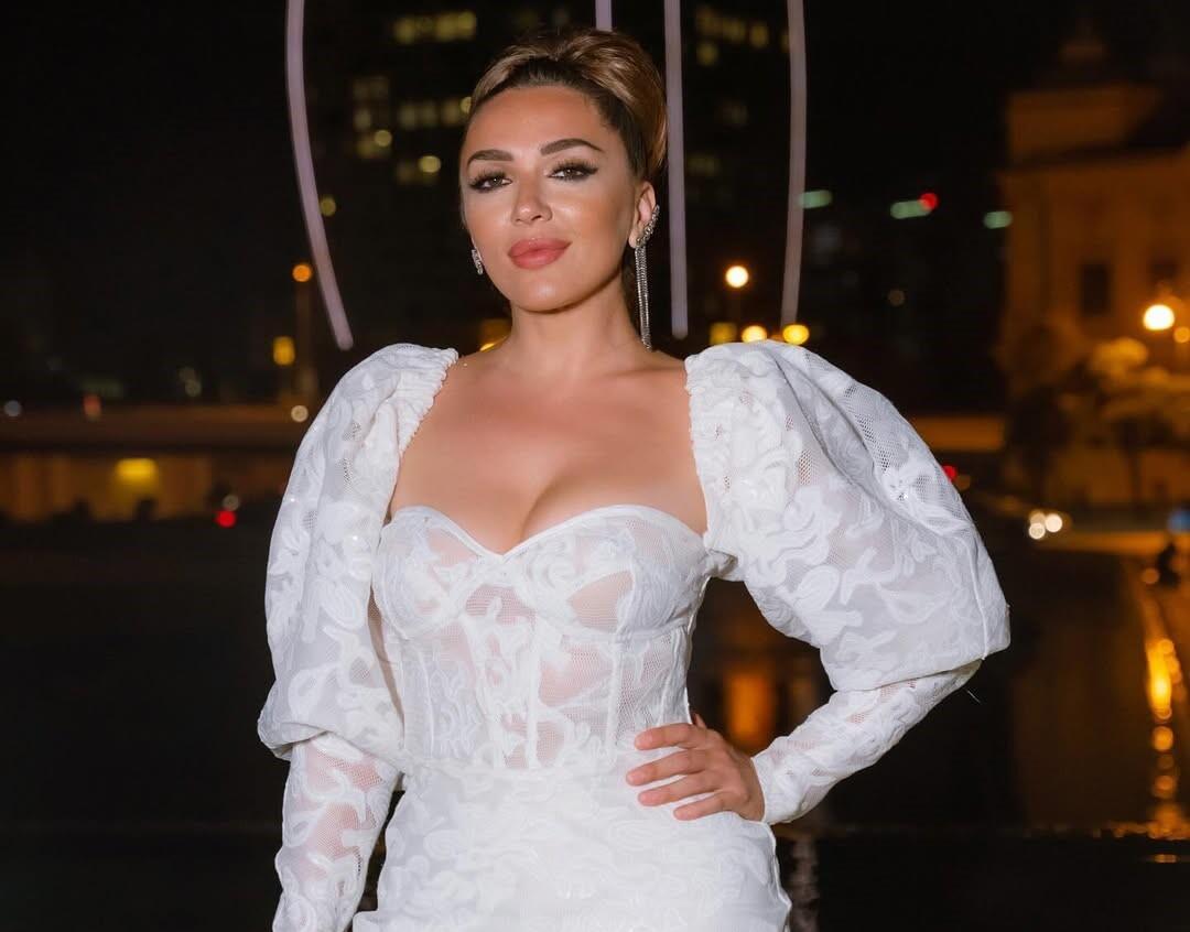 46 yaşlı Əməkdar artist dərin yarıqlı libası ilə DİQQƏT &Ccedil;ƏKDİ 