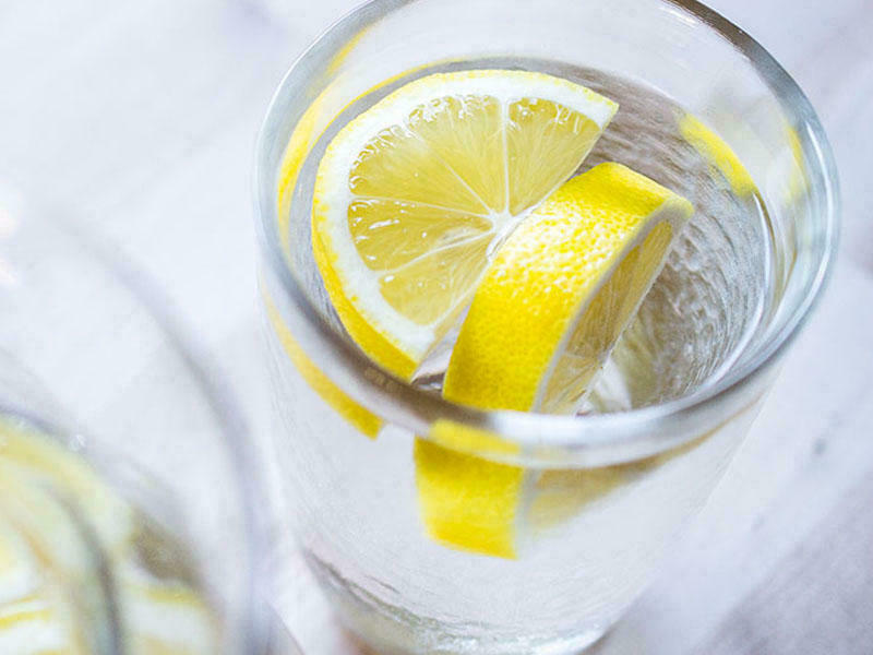İlıq su limonla  müalicəvi və profilaktik vasitə