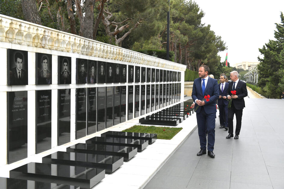 Estoniyanın xarici işlər naziri Bakıda şəhidlərin xatirəsini anıb  FOTO