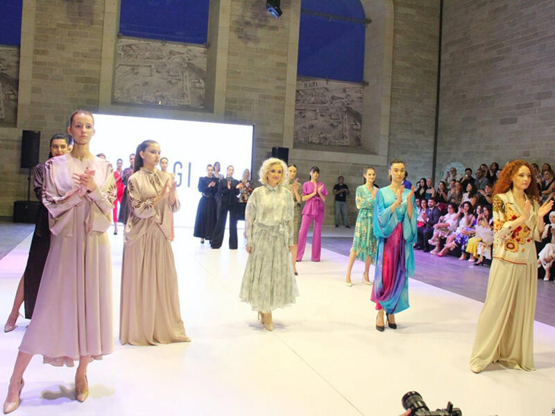 Azerbaijan Fashion Week açılışında Gülnarə Xəlilovanın "Cizgi" kolleksiyası təqdim olunub  FOTO