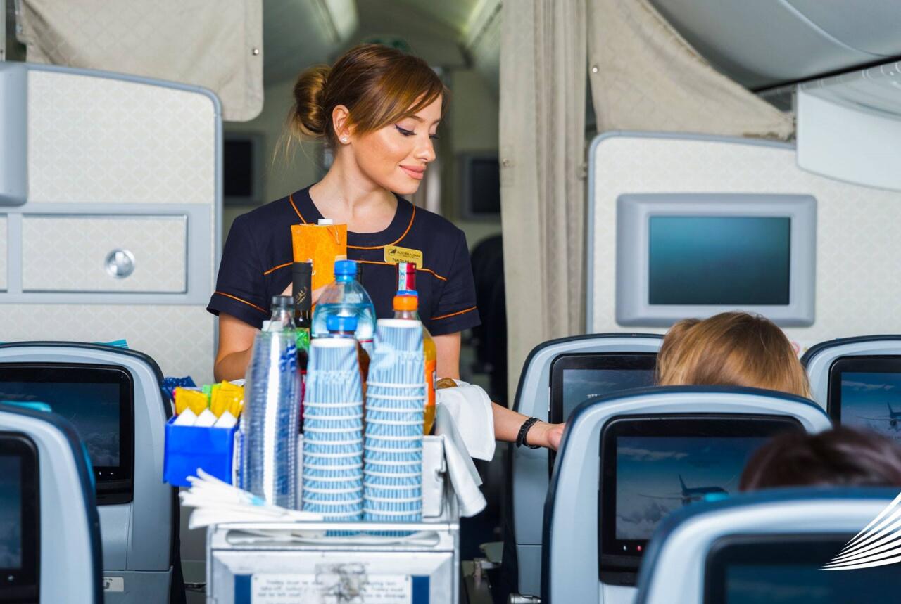 Təyyarədə &ccedil;ay i&ccedil;məyin, əllərinizi də YUMAYIN 