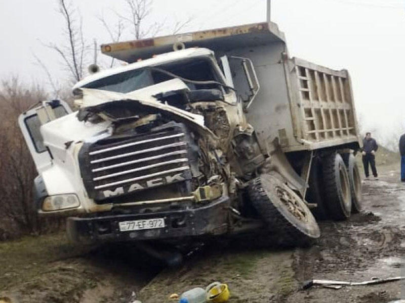 Azərbaycanda idmançıları daşıyan avtobus "Kamaz"la toqquşdu 