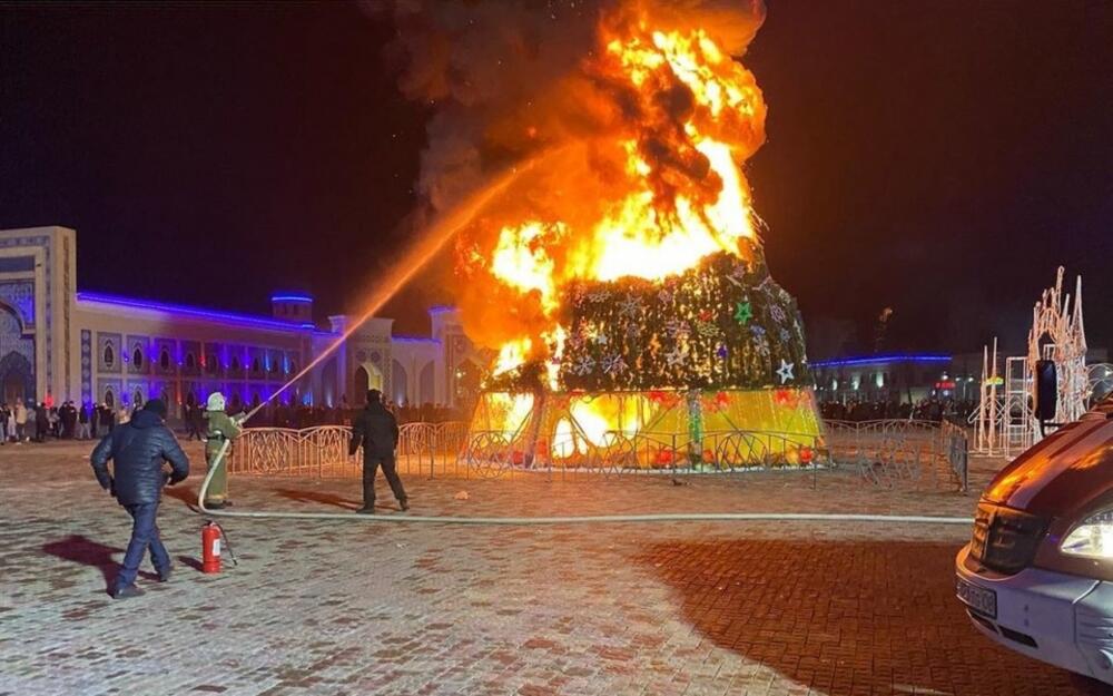 2022nin ilk dəqiqələrində yanan Yeni il ağacı