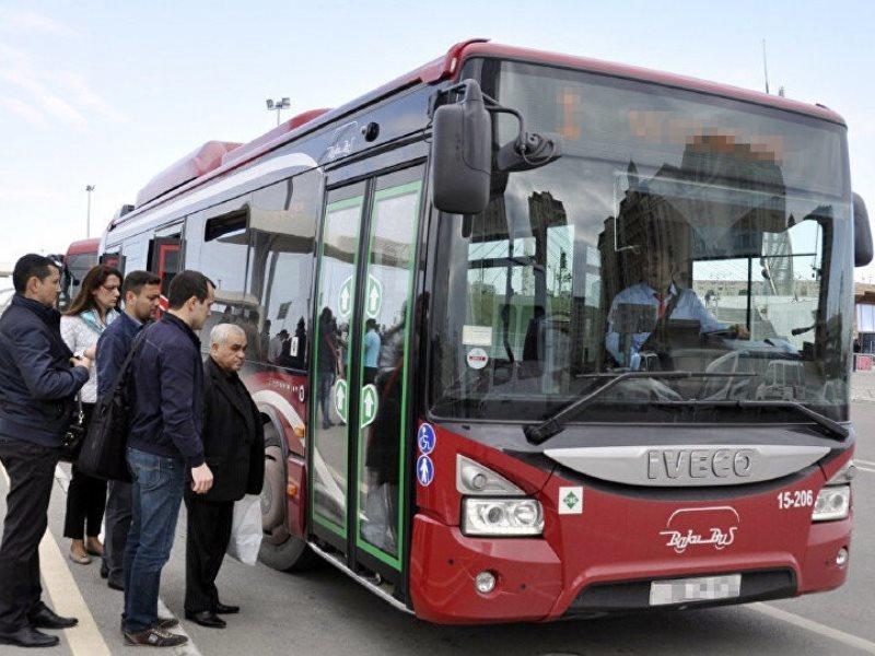 Avtobusda qadın sərnişin sürücü ilə qırğına çıxdı 