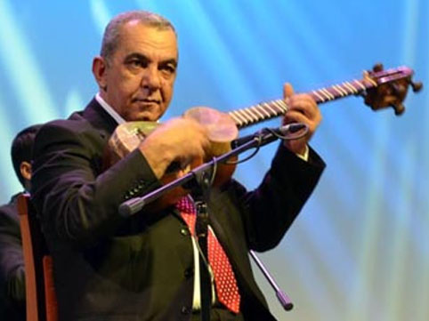 "Bu sənətdə iynə ilə gor qazırıq"