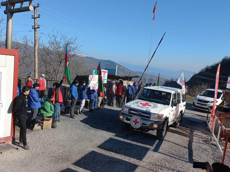 BQXKya məxsus avtomobillər Laçın yolundan keçdi  FOTO