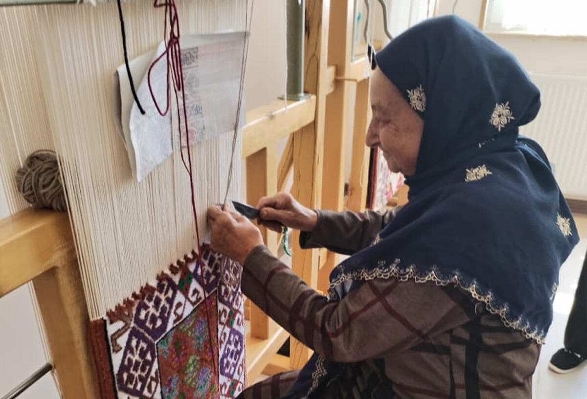 78 yaşlı nənə tələbə oldu: 12 nəvəsi, 12 nəticəsi var... –