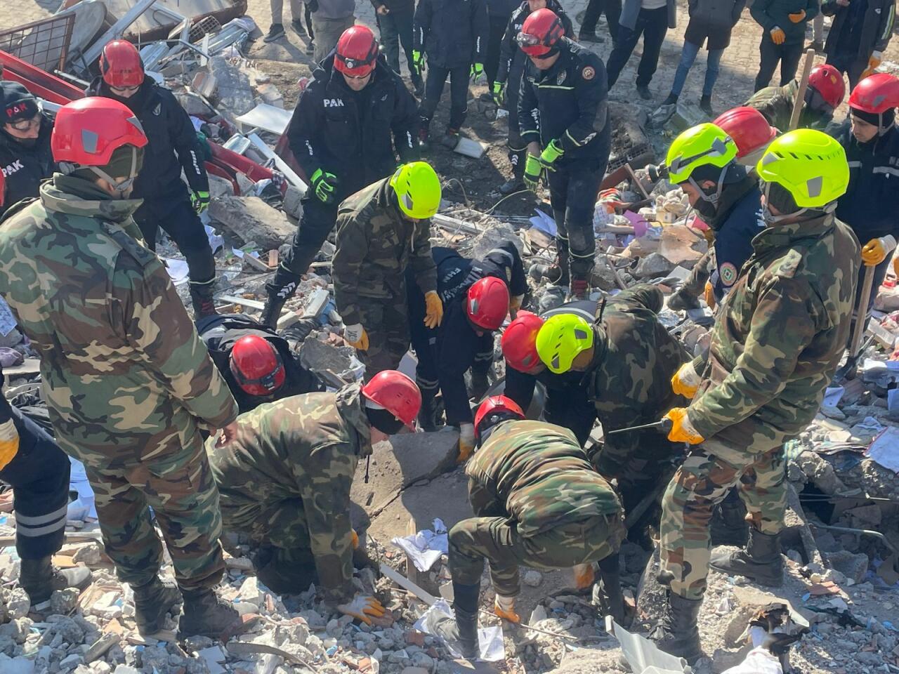 Azərbaycanlı xilasedicilər Kahramanmaraşda uşaq və kişi cəsədini dağıntılar altından çıxardı