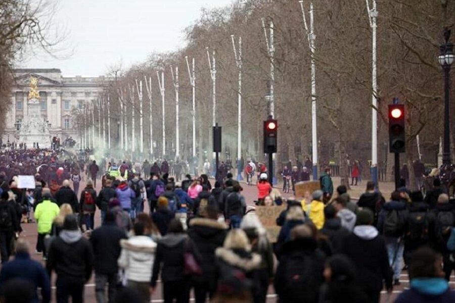 Londonda qapanmalara qarşı aksiya: