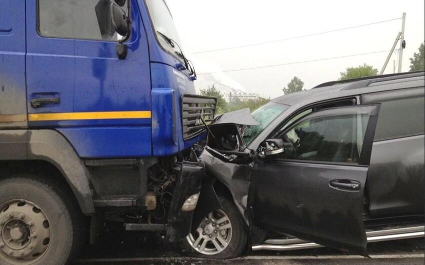 Göygöldə “KAMaz” minik avtomobili ilə toqquşdu: ölən və yaralılar var