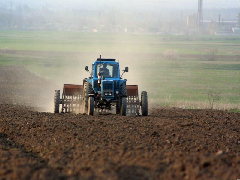 4 yaşlı uşaq traktorun altında qalıb öldü  Sürücü atası imiş
