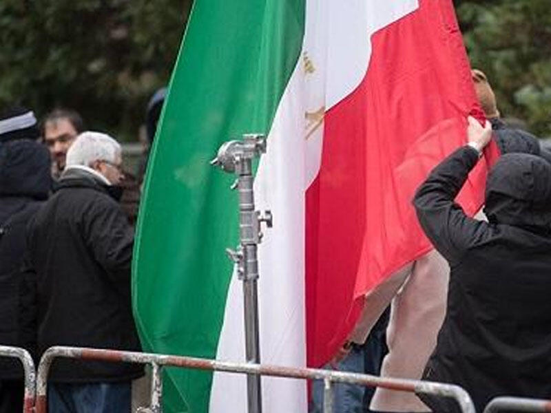 Etirazçılar İran bayrağını yandırdı  VİDEO