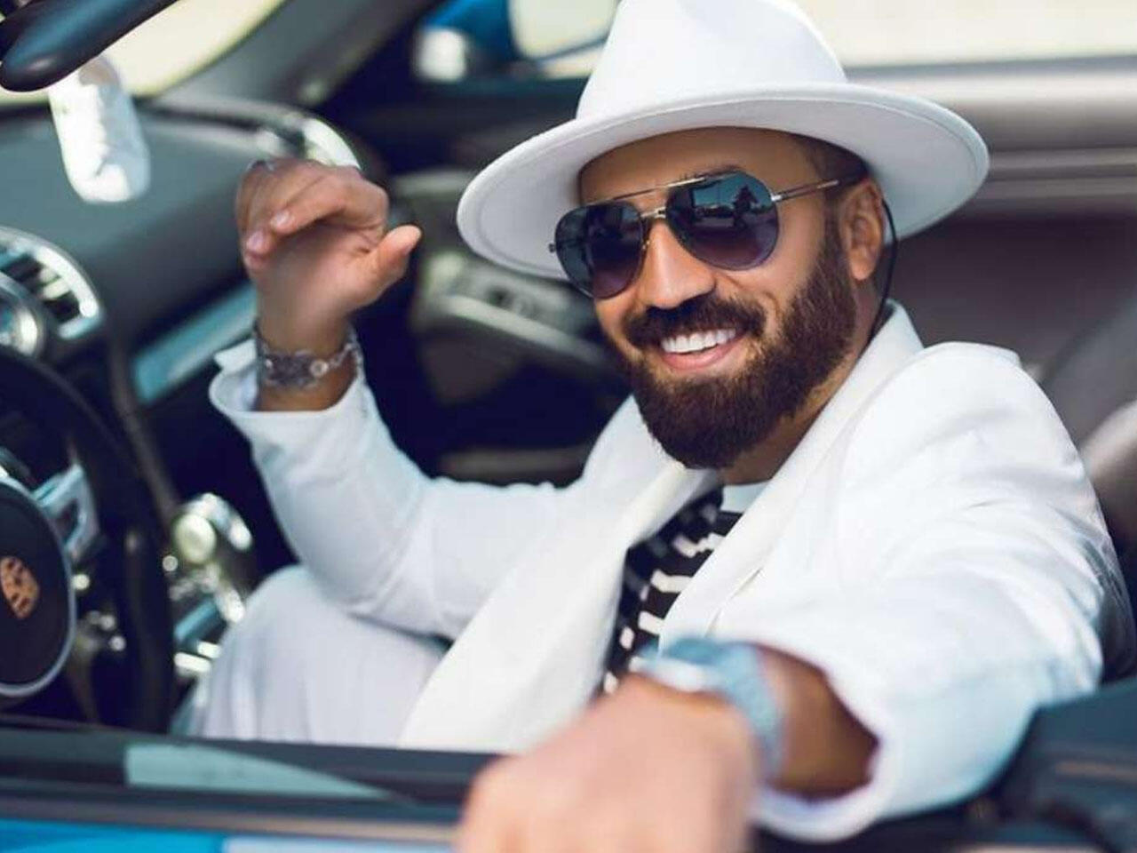 "Geyinirəm, bahalı maşın sürüb acıq verirəm"