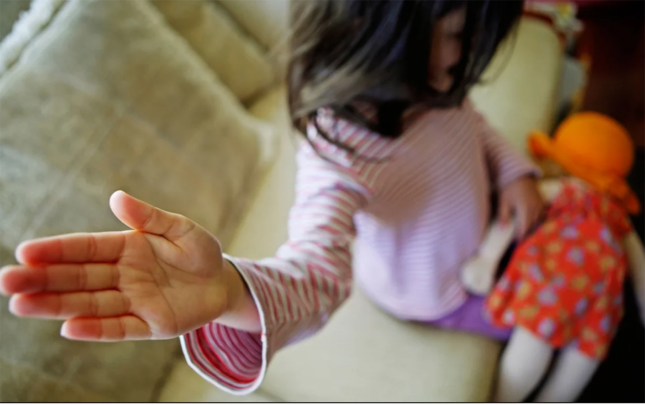 Narkotikə g&ouml;rə tutulmuşdu  5 yaşlı qızına qarşı əxlaqsız videoları &uuml;zə &ccedil;ıxdı