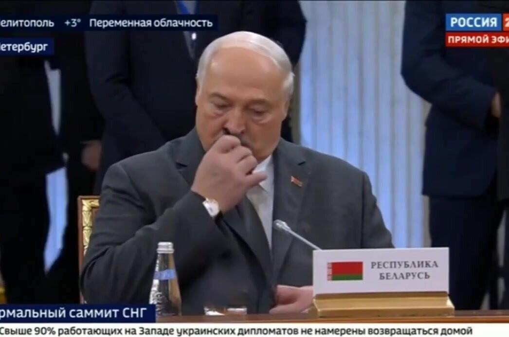 Putinin &ccedil;ıxışı zamanı etdiyi hərəkətlə g&uuml;ndəm oldu 