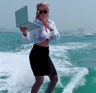 Dikdaban ilə sörfinq edən qadının VİDEOsu rekord qırır