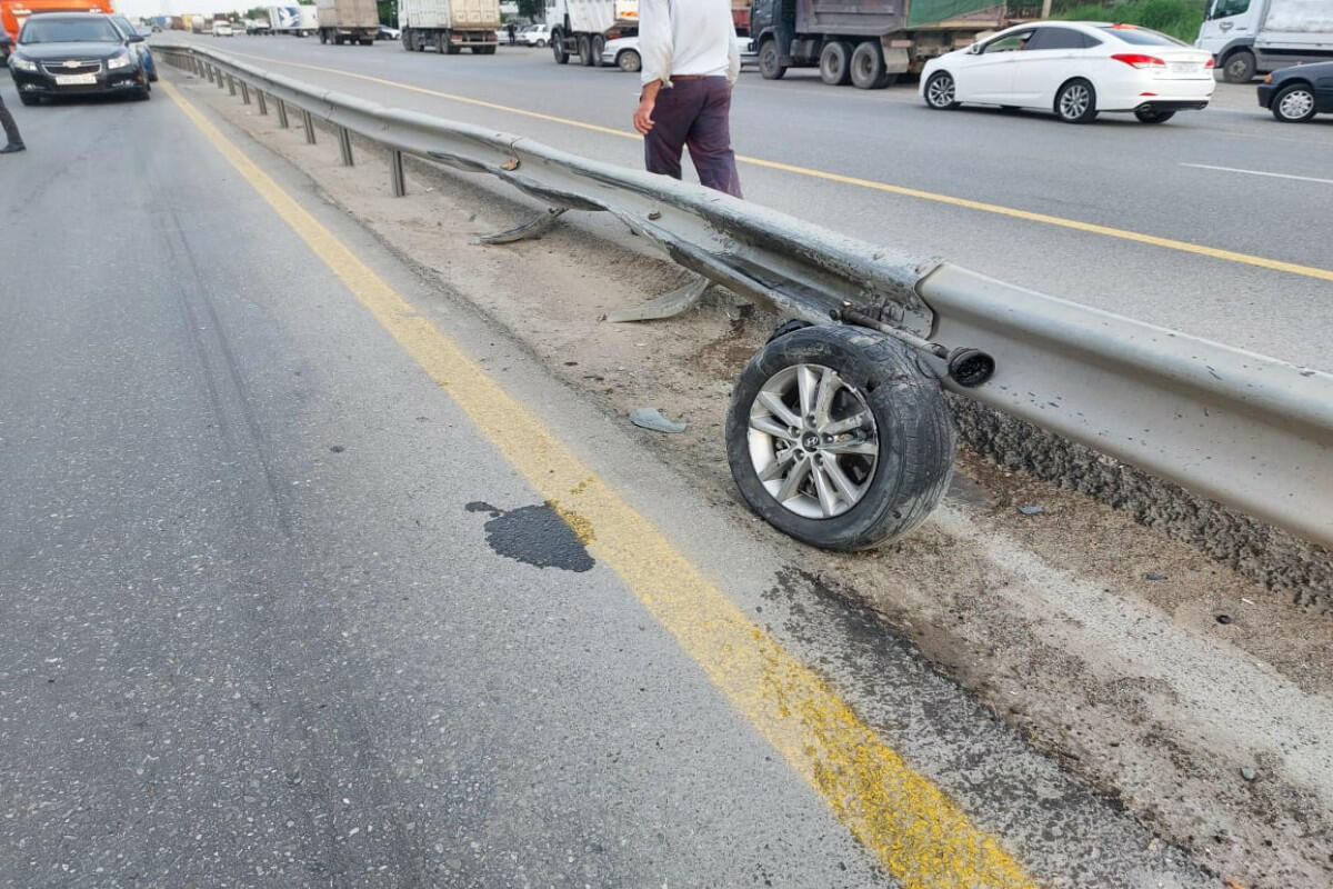 Hacıqabulda minik maşını TIRla toqquşdu, 15 yaşlı qız öldü, anası xəsarət aldı