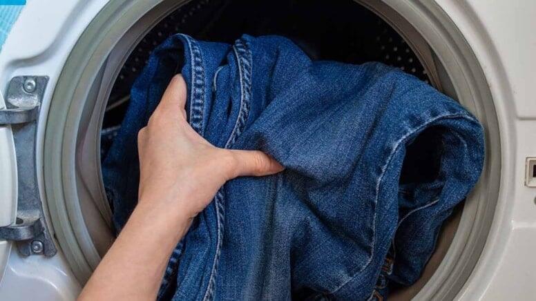 Cins şalvarınızı yuymazdan əvvəl bunu edin – illərlə yeni kimi qalsın!