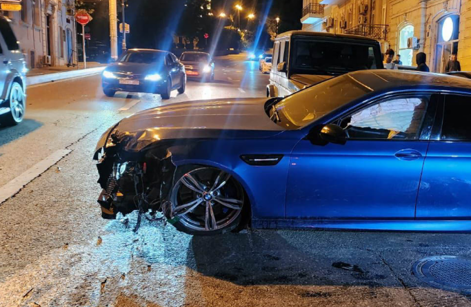 Bakının mərkəzində "F10" "Galendewagen" və başqa iki maşını əzdi  FOTO