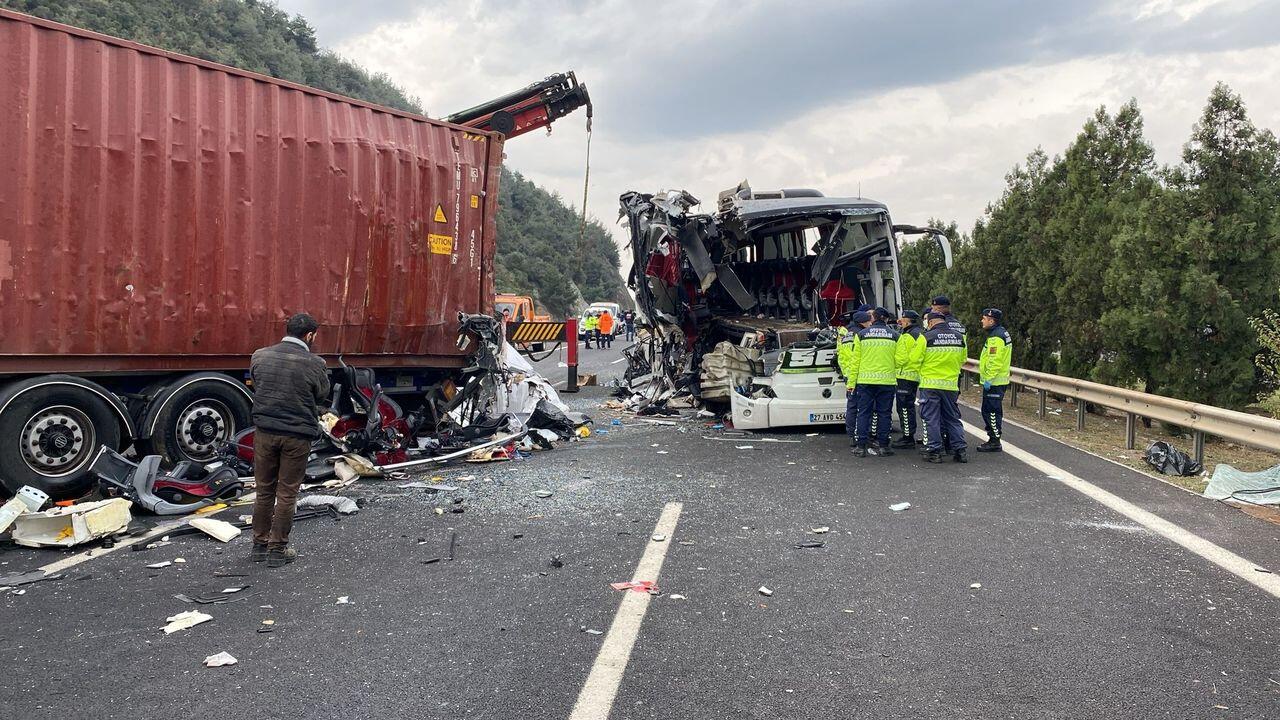 Türkiyədə avtobusla yük maşını toqquşdu  Çox sayda ölü və yaralı var 