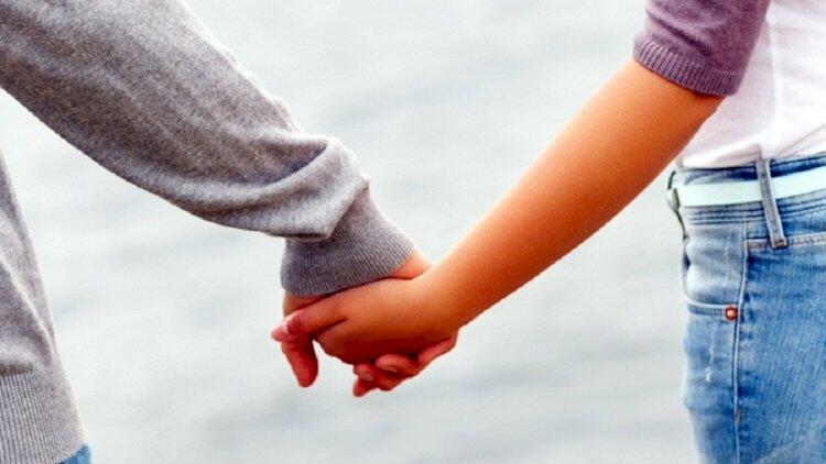 7 yaşından atalıq edən şəxsə qoşulub QAÇDI: anası ilə canlı efirdə belə üzləşdi