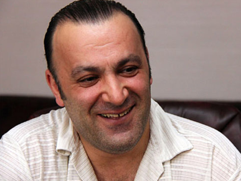 "Nəvəmə içində 100.000 olan kart verəcəyəm"