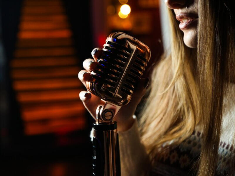 Bakıda restoranda m&uuml;ğənni oxuyarkən DAVA D&Uuml;ŞD&Uuml; &ndash; gərgin anlar kameraya d&uuml;şd&uuml; 