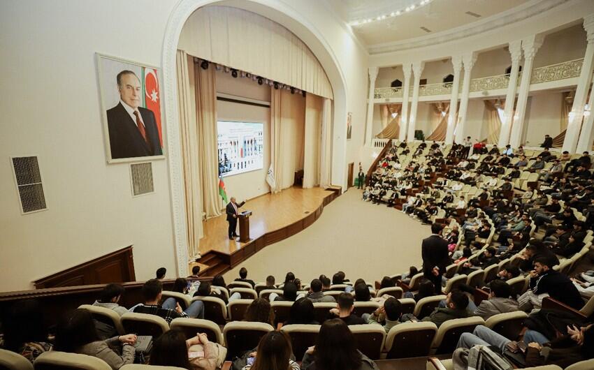 Prezident seçkilərində ilk dəfə səs verəcək gənclər üçün seminarlar davam edir 