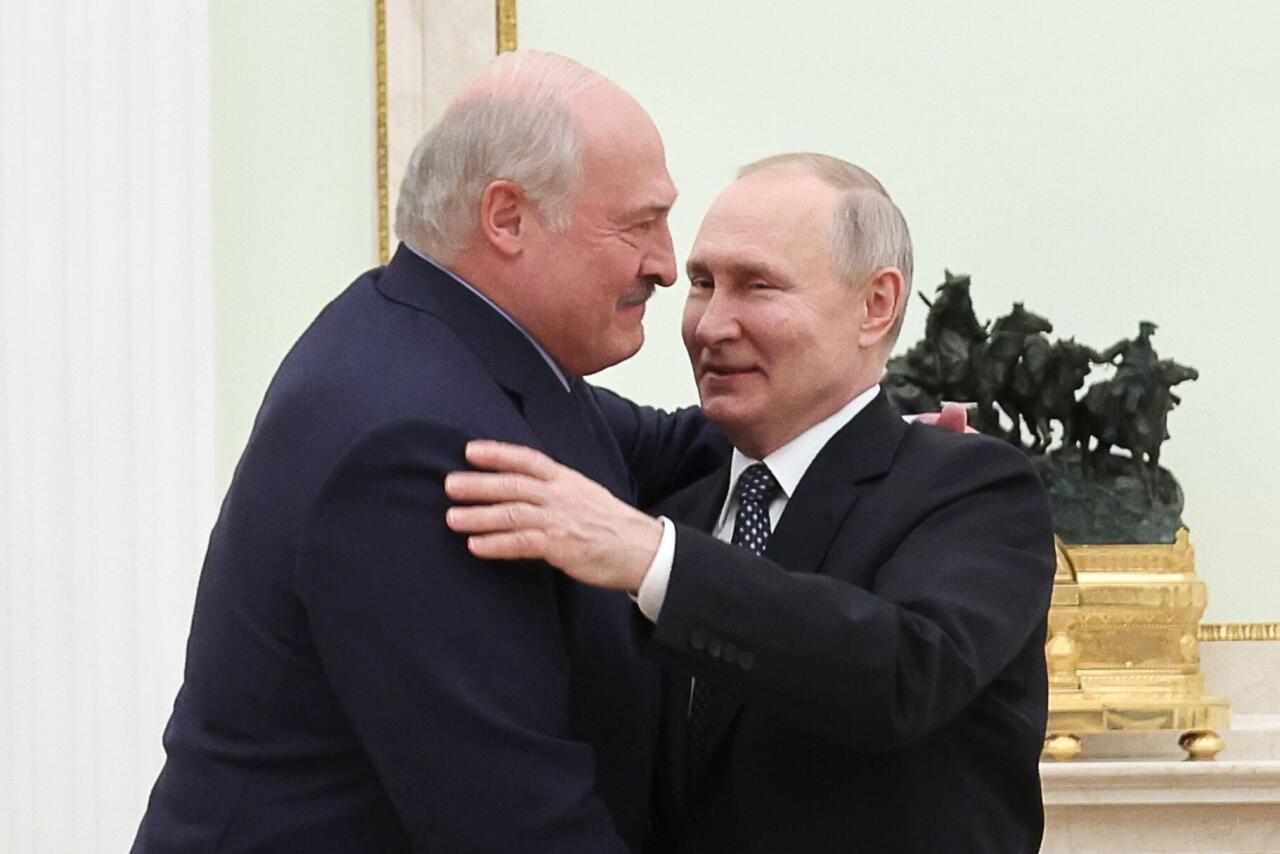 Putin Lukaşenkonu ingiliscə salamladı  VİDEO