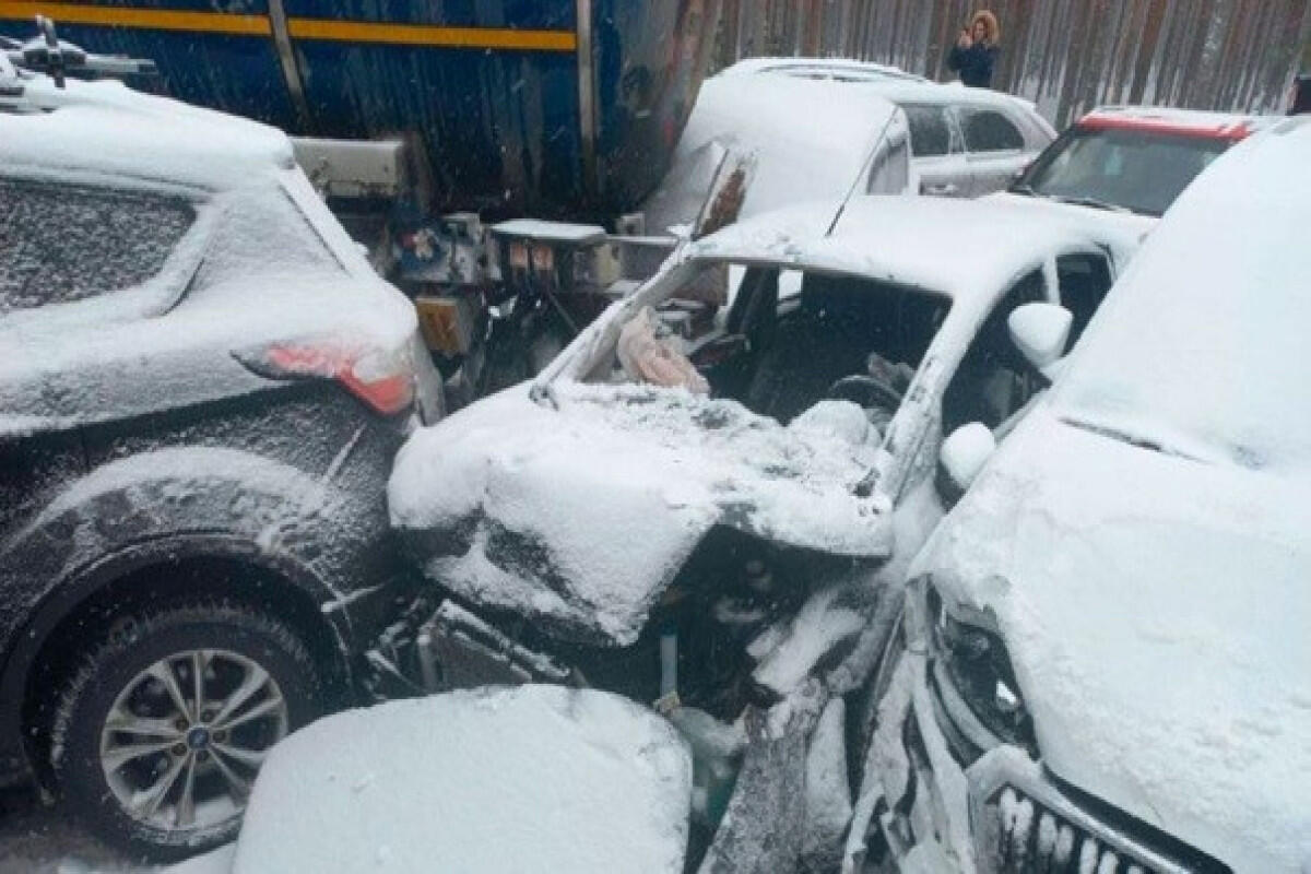 Ermənistanda qarlı hava 40dan çox avtomobilin toqquşmasına səbəb olub 