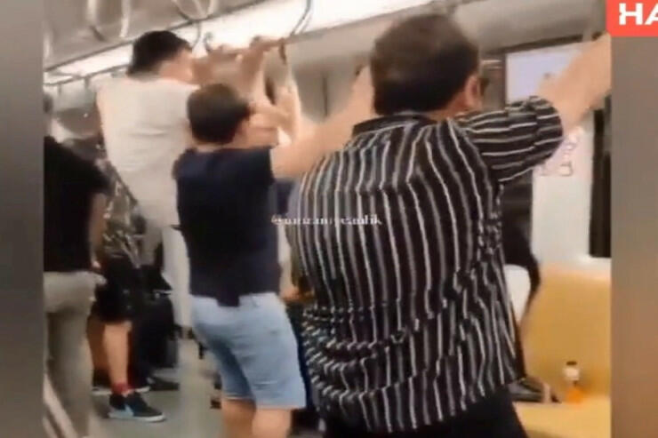 Metroda dava: Sərnişini təpiklədi  VİDEO