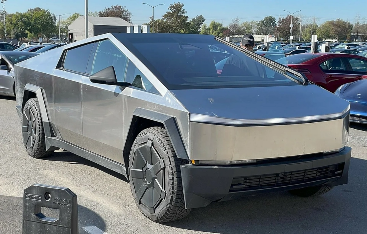 Maskla "arası dəyən" Tramp "Tesla"sını satmaq istəyir