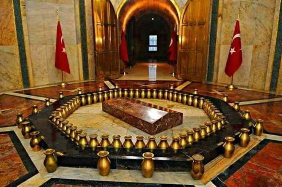 Atatürkün məzarının önündə diz çökən nazir kimdir?  Ailəsi ilə gedibmiş 