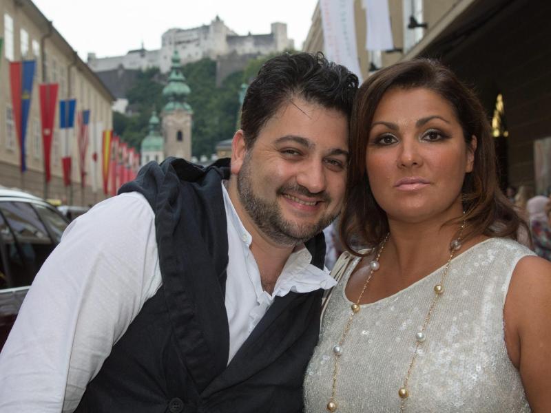 Xalq artistinin ke&ccedil;miş xanımı biznesini ləğv edir