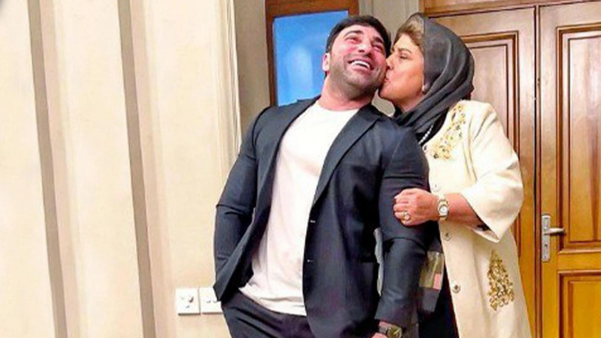 Kamil Zeynallı anası və qızı ilə 