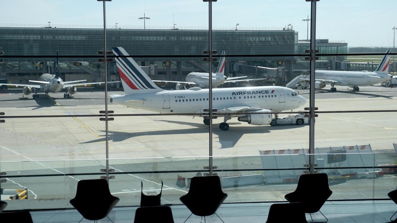 Fransa aeroportunda qadın dəhşət yaşatdı: polis yerə SƏRİLDİ 