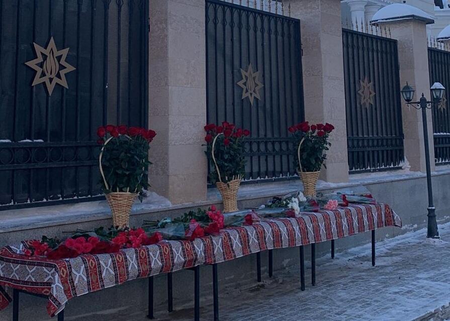 Astanadakı səfirliyimizin önünə gül dəstələri düzüldü  FOTO